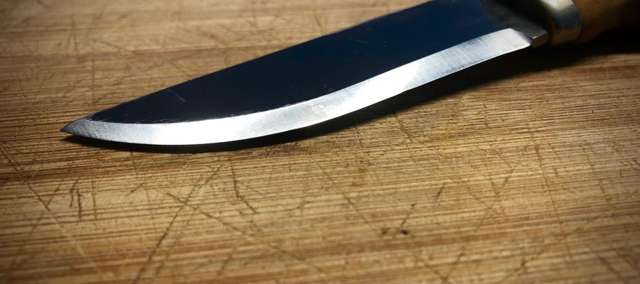 Messer auf Schneidbrett